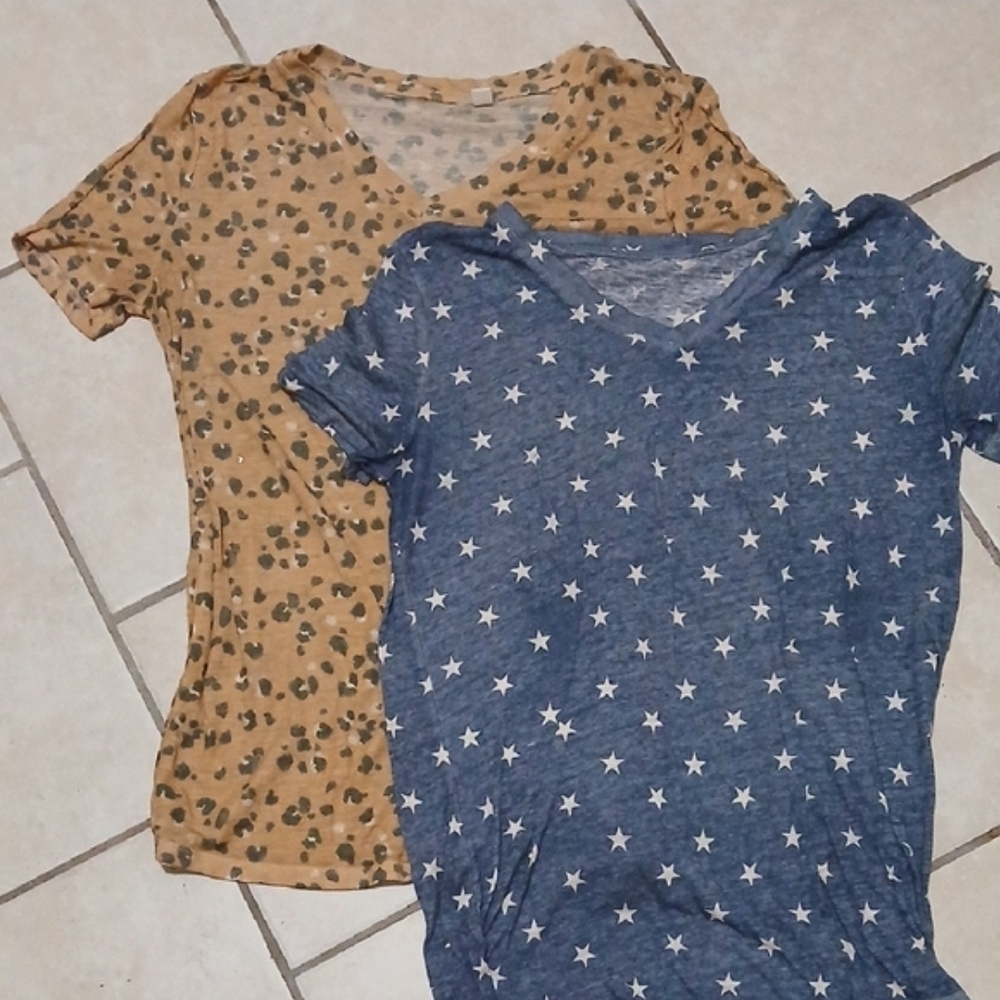 SOURCE UNKNOWN Womens Size M Tan Leopard and Blue Star Vneck Tshirt Bundle